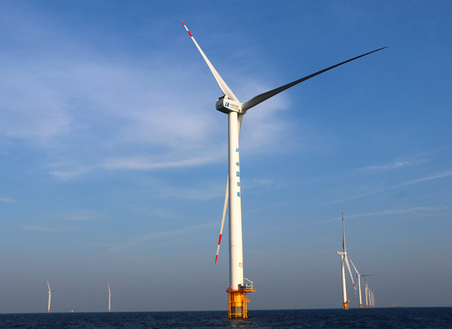 中国首台最大陆上风电机组甘肃吊装成功，风力发电迈入新里程